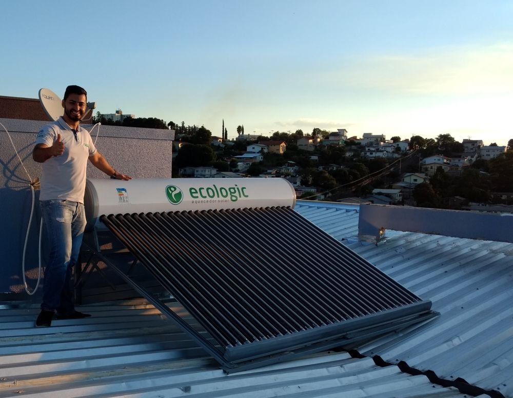 Equipe da Hupalo e Sarturi com aquecedor solar instalado