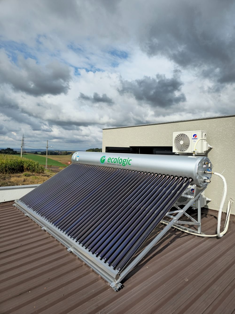 Aquecedor solar Ecologic instalado em telhado pela Hupalo e Sarturi em Pato Branco